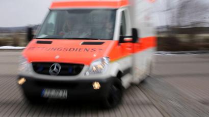 Bild: Stephan Jansen/dpa
Der Rettungsdienst brachte den Mann unter laufender Reanimation ins Krankenhaus. Dort starb er später. (Symbolbild)