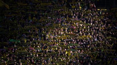Archivbild: Bernd Thissen/dpa
Die Dortmund-Fans bei einem Bundesliga-Spiel.