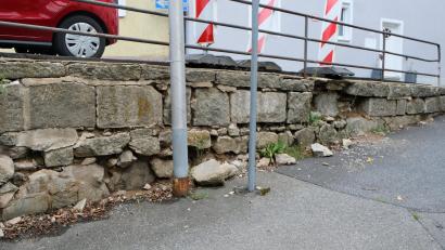 Bild: Fred Lehner
Das Straßenteilstück an der einsturzgefährdeten Granitmauer bei der Synagoge ist mit Verkehrsschildern markiert.