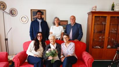 Bild: Oswald Zintl
Helga Beer (vorne, Mitte) freut sich über die Glückwünsche von Bürgermeisterin Margit Bayer (vorne, links) und Tochter Irene (vorne, rechts). Weiter gratulierten (hinten, von links) Pater Joseph, Hausleiterin Natalja Kiel und Waldershofs Seniorenbeauftragter Gerhard Weber.