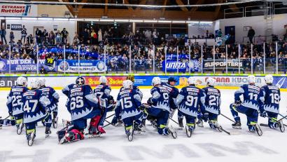 Bild: Tobias Neubert
Der Sieg gegen Crimmitschau tat der Verbindung zwischen Fans und Teams gut: Sonst scheinen die Anhänger der Blue Devils aktuell allerdings nicht zufrieden zu sein.