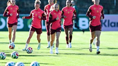 Bild: Uwe Anspach/dpa
Geht voran: Elisa Senß (vorn) beim Training der deutschen Fußballerinnen in Eppelheim.