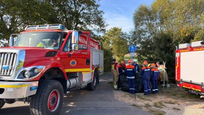 Bild: rab
Das Tanklöschfahrzeug der US-Lagerfeuerwehr Vilseck steht bereit, um den Faltbehälter der Feuerwehr Kaltenbrunn, der gerade aufgebaut wird, mit Löschwasser zu befüllen.