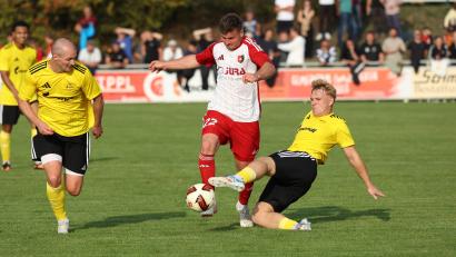 Bild: Dieter Jäschke
Der Grafenwöhrer Xavier Siemski (rechts) grätscht gegen Dominik Zawal von der SpVgg Trabitz: Der Liga-Gipfel zwischen den beiden Spitzenklubs war der Höhepunkt des elften Spieltages in der Kreisliga Nord.
