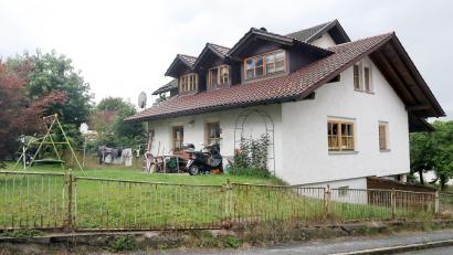 Bild: Christine Vincon/dpa
In dem Haus soll der Angeklagte zwei Nachbarinnen und einen Nachbarn getötet haben. (Archivbild)