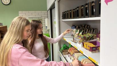 Bild: mcl
Marie (links) und Melissa kümmern sich im Umweltcafé um den Verkauf.
