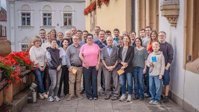 Bild: Michael Golinski
Zweite Bürgermeisterin Birgit Fruth (vorne, Fünfte von links) im Kreis der Gewinner und Sponsoren des Amberger Stadtradelns.