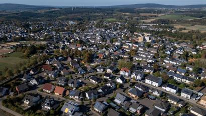 Bild: Harald Tittel/dpa
Buchpreis-Gewinnerin Shida Bazyar wurde im Hunsrück-Ort Hermeskeil geboren. Dort wurde mitgefiebert.