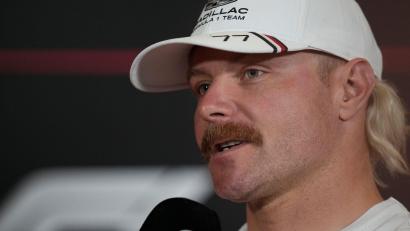 Bild: Darko Bandic/AP/dpa
Valtteri Bottas ist leidenschaftlicher Radfahrer. (Archivbild)