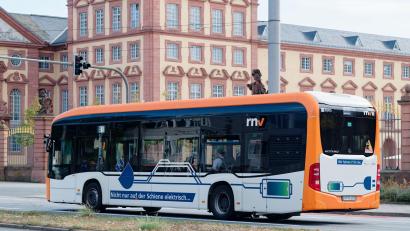 Bild: Uwe Anspach/dpa
Mannheim zählt mit Freiburg und Karlsruhe zu den Spitzenreitern bei der Umstellung auf batteriebetriebene Elektrobusse. (Archivbild)