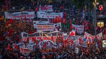 Bild: Lorena Sopêna/EUROPA PRESS/dpa
In Barcelona haben zahlreiche Menschen gegen Wohnungsnot demonstriert.