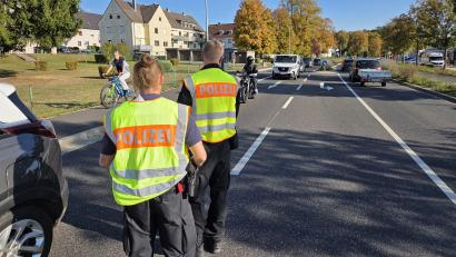 Bild: Tobias Gräf
Im Feierabendverkehr auf der Rosenberger Straße: Beamte kontrollierten auf Höhe Möbel Münch, ob Fahrer unter Drogeneinfluss unterwegs waren. Es wurden auch prompt welche erwischt.