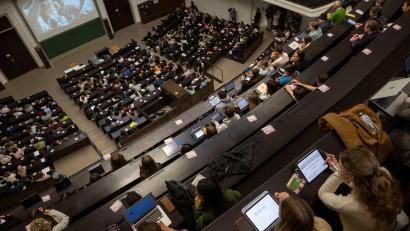 Bild: Peter Kneffel/dpa
Mehr als 403.000 Studierende starten im Wintersemester 2026/2027 an den Hochschulen im Freistaat. (Archivbild)
