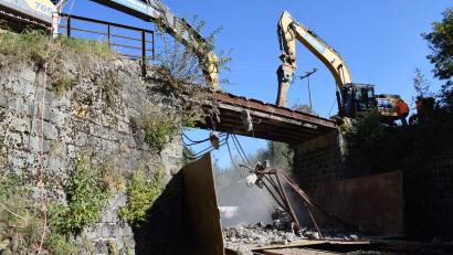 Bild: szl
Die Eisenbahnüberführung bei Wernersreuth ist Geschichte. Das über 70 Jahre alte Bauwerk wurde ersatzlos abgebrochen.