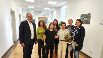 Bild: Carolin Böckl
Fast drei Jahrzehnte war Christine Schubert (Dritte von rechts) in der Stadtbücherei Kemnath beschäftigt. Bürgermeister Roman Schäffler (links) und ihre Kolleginnen verabschiedeten sie in die Rente, die sie nun mit Ehemann Werner (Zweiter von rechts) genießt.