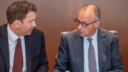 Bild: Michael Kappeler/dpa
Wie gut werden sich die beiden angeschlagenen Parteichefs im Koalitionsausschuss verstehen?