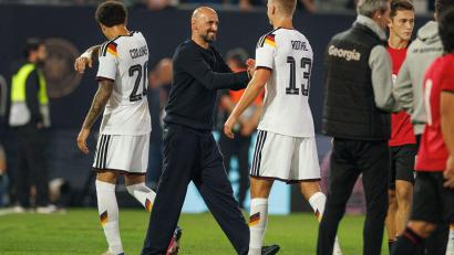 Bild: Friso Gentsch/dpa
Trainer Antonio Di Salvo gratulierte seinen Spielern zur EM-Qualifikation.