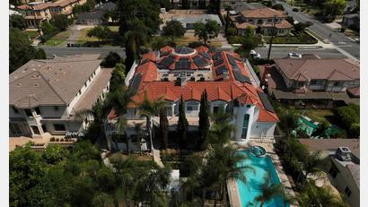Bild: Jae C. Hong/AP/dpa
In einer Villa in Kalifornien sollen per Leihmutterschaft geborene Kinder misshandelt worden sein. (Archivfoto)