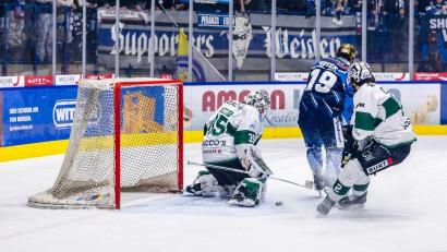 Archivbild: Tobias Neubert
Er kennt Weiden bereits: Benedikt Jiranek (rechts) spielte vergangene Saison mit Bietigheim noch gegen die Blue Devils Weiden.