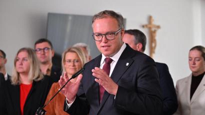 Bild: Martin Schutt/dpa
Thüringens Regierungschef Mario Voigt akzeptiert den Entzug seines Doktortitels.