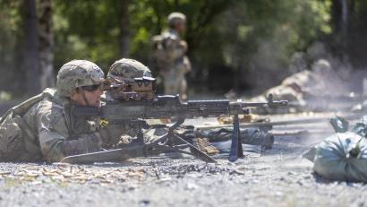 Symbolbild: Sgt. Griffin Payne/US Army
Ratatatatat! US-Soldaten trainieren mit einem Maschinengewehr auf einer Schießbahn auf dem Truppenübungsplatz Grafenwöhr. Dort wird nun die "Range 109" ausgebaut.
