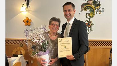Bild: Stefanie Gradl
Dritter Bürgermeister Manuel Plößner überbrachte der Jubilarin Maria Kraus die Glückwünsche der Stadt Vilseck.