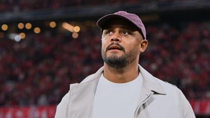 Bild: Sven Hoppe/dpa
Sonderpreis von Ministerpräsident Söder für Bayern-Trainer Vincent Kompany. (Archivbild)