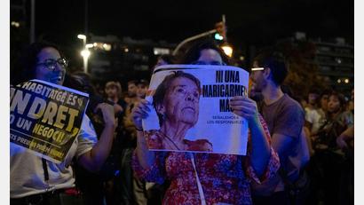Bild: Matteo Secci/ZUMA Press Wire/dpa
Die Zwangsräumung der 87-jährigen Spanierin Maricarmen Abascal aus der Wohnung, in der sie 70 Jahre gelebt hatte, löste die Massenproteste gegen die Wohnungsnot aus. Nun ist sie in einem Krankenhaus gestorben. (Archivbild)