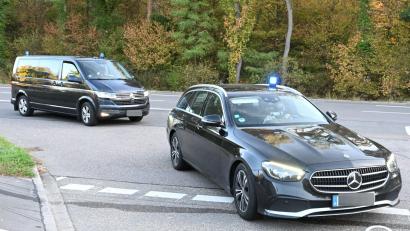Bild: Uli Deck/dpa
Zivile Polizeifahrzeuge fahren am Vormittag mit Blaulicht auf das Gelände des Bundesgerichtshofes. Ob der unter Spionageverdacht stehende frühere Präsident des Bundesnachrichtendienstes, August Hanning, in einem der Autos sitzt, ist unbekannt.