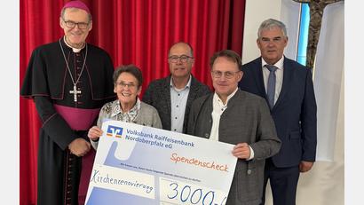 Bild: Josef Meier
Spendenübergabe mit Weihbischof Josef Graf (von links), Christa Wildenauer, Werner Hanauer, Alexander Hösl und Manfred Bauer.