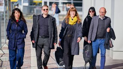 Bild: Sebastian Christoph Gollnow/dpa
Eine Delegation der Berliner Linken traf sich im Haus der Statistik mit Vertretern von Grünen und SPD.