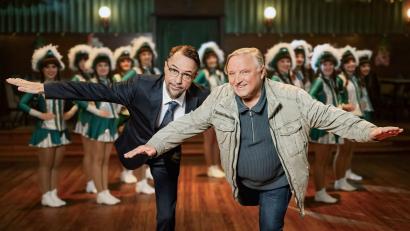 Bild: Martin Valentin Menke/WDR/Bavaria Fiction GmbH/dpa
Kriminalhauptkommissar Frank Thiel (rechts, Axel Prahl) und Rechtsmediziner Professor Karl-Friedrich Boerne (Jan Josef Liefers) werden im „Tatort: Narrentanz“ (15.11. im Ersten) in die Welt des westfälischen Karnevals katapultiert. (WDR-Handout)