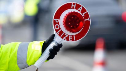 Archivbild: Sven Hoppe/dpa
Etwa drei Stunden lang stoppt die Polizei Autos auf der Wackersdorfer Straße in Schwandorf.