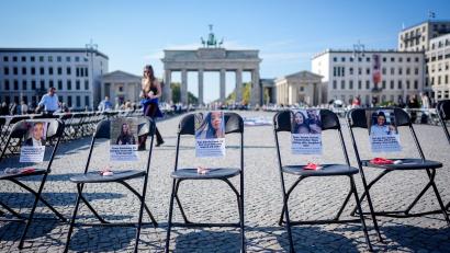 Bild: Kay Nietfeld/dpa
Leere Stühle mit Fotos erinnern am Brandenburger Tor an die Opfer des Hamas-Angriffs