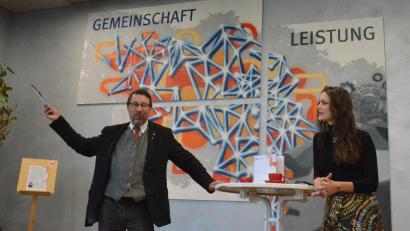 Bild: Helmut Kunz
Hochschulseelsorger Markus Lommer und Künstlerin Katharina Gürtler erklären den Gästen, wie das Kunstwerk entstanden ist.