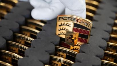 Bild: Marijan Murat/dpa
Porsche will seine Marke höher positionieren und mit exklusiveren Modellen mehr verdienen. (Archivbild)