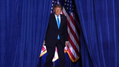 Bild: Alex Brandon/AP/dpa
Die Klage richtet sich gegen Trump und seine Regierung - der Vorwurf: Finanzierung von Wahlwerbung mit Steuergeldern. (Archivbild)