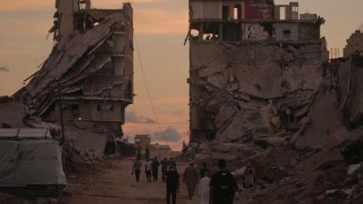 Bild: Jehad Alshrafi/AP/dpa
Israel hat seit dem Hamas-Massaker am 7. Oktober 2023 nach eigenen Angaben 100.000 Ziele in der Region angegriffen, die meisten davon im Gazastreifen.