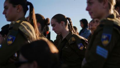 Bild: Ariel Schalit/AP/dpa
Israel erinnert an das Massaker am 7. Oktober 2023 und gedenkt der Opfer - hier in der Nähe des Kibbuz Nachal Oz im Süden Israels.
