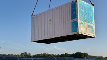 Bild: upl
Der neue Batteriespeicher für den PV-Solarpark bei Schweighof (Amberg).