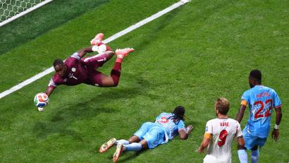 Bild: Colin Hubbard/AP/dpa
Kongos Torwart Lionel Mpasi im Duell mit den Engländern bei der WM.