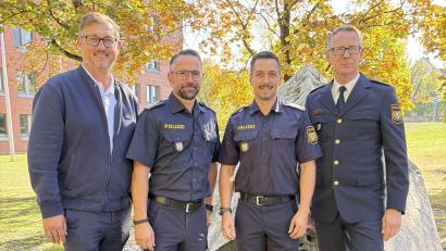 Bild: POK Helfensdörfer 
Lukas Blöchl (Zweiter von rechts) ist neuer stellvertretender Dienststellenleiter bei der PI Amberg. Bei seiner Begrüßung außerdem dabei waren Personalrat Bayerl Wolfgang (von links), Polizeidirektor Jürgen Dodell und Polizeivizepräsident Erwin Frankl (rechts).
