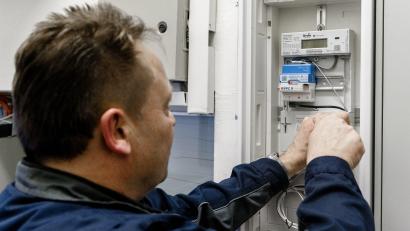Symbolbild: Markus Scholz/dpa
Ein Elektriker montiert einen digitalen Stromzähler mit einem Smart-Meter-Gateway. Für manche Haushalte ist der Einbau solcher intelligenten Stromzähler verpflichtend. Angebote von wettbewerblichen Messstellenbetreibern sollte man aber genau prüfen.