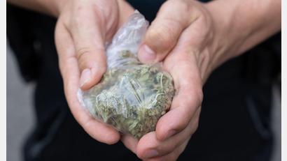Bild: Boris Roessler/dpa
Die Polizei stellte mehrere Kilogramm Cannabis, ein Kilogramm Haschisch, mehrere Hundert Gramm Kokain sowie eine größere Summe Bargeld sicher. (Symbolbild)
