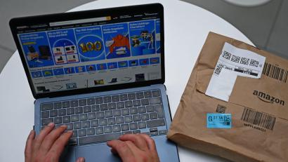 Symbolbild: Michael Brandt/dpa
Bei keinem anderen Online-Händler bestellen Kunden so viel wie bei Amazon.