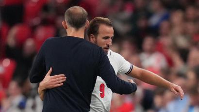 Bild: Kirsty Wigglesworth/AP/dpa
Von seinem Trainer Thomas Tuchel (l) bekam Harry Kane nach seinem Rekordspiel Lob.