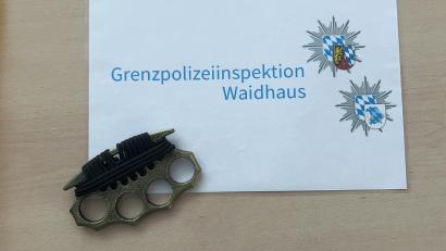 Bild: Grenzpolizei Waidhaus
Diesen Schlagring haben Fahnder der Grenzpolizei bei einer Kontrolle gefunden.