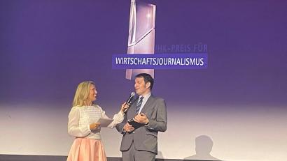 Bild: mte
Überrascht ist Wolfgang Würth, Wirtschaftsredakteur bei Oberpfalz-Medien. Tatsächlich hat er sich gegen die nationale Konkurrenz durchgesetzt und nimmt auf der Bühne in Mainz aus den Händen der Moderatorin den IHK-Preis für Wirtschaftsjournalismus entgegen.