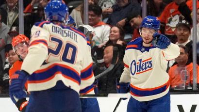 Bild: Mark J. Terrill/AP/dpa
Dank an den Vorlagengeber: Draisaitl (links) kam im zweiten Drittel auf vier Assists.
