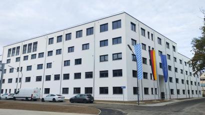 Bild: Lisa Sebald
Die neue Dienststelle des Landesamts für Finanzen in Weiden ist eröffnet. Ende April 2025 begannen die Bauarbeiten für das Gebäude auf dem ehemaligen Bürgerbräu-Gelände zwischen Bahnhofstraße und Hochstraße.